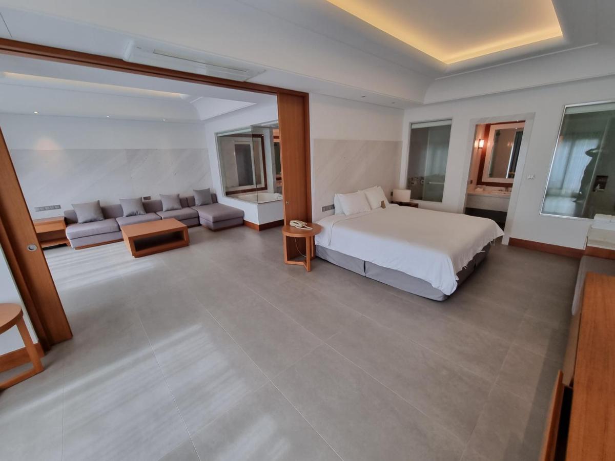 Pinegrove Hotel Gimhae Buitenkant foto