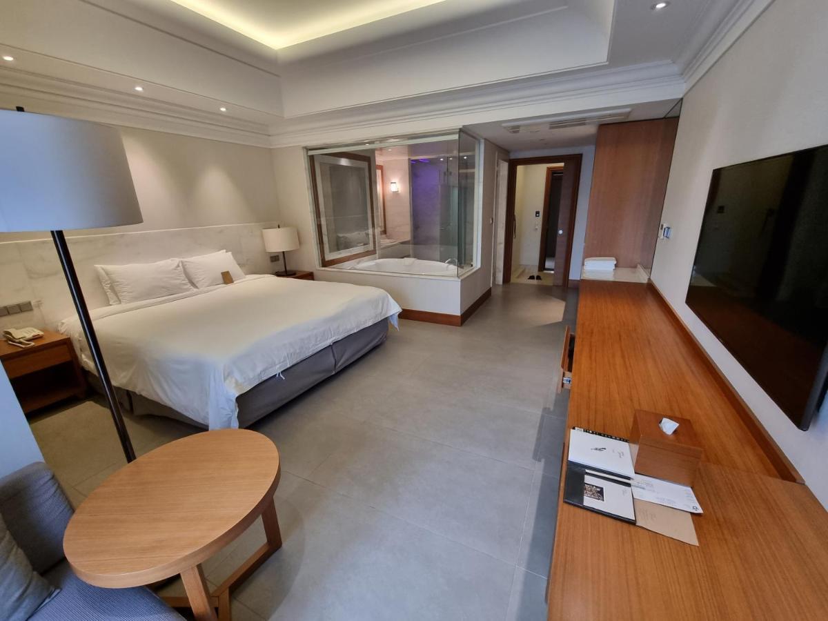Pinegrove Hotel Gimhae Buitenkant foto