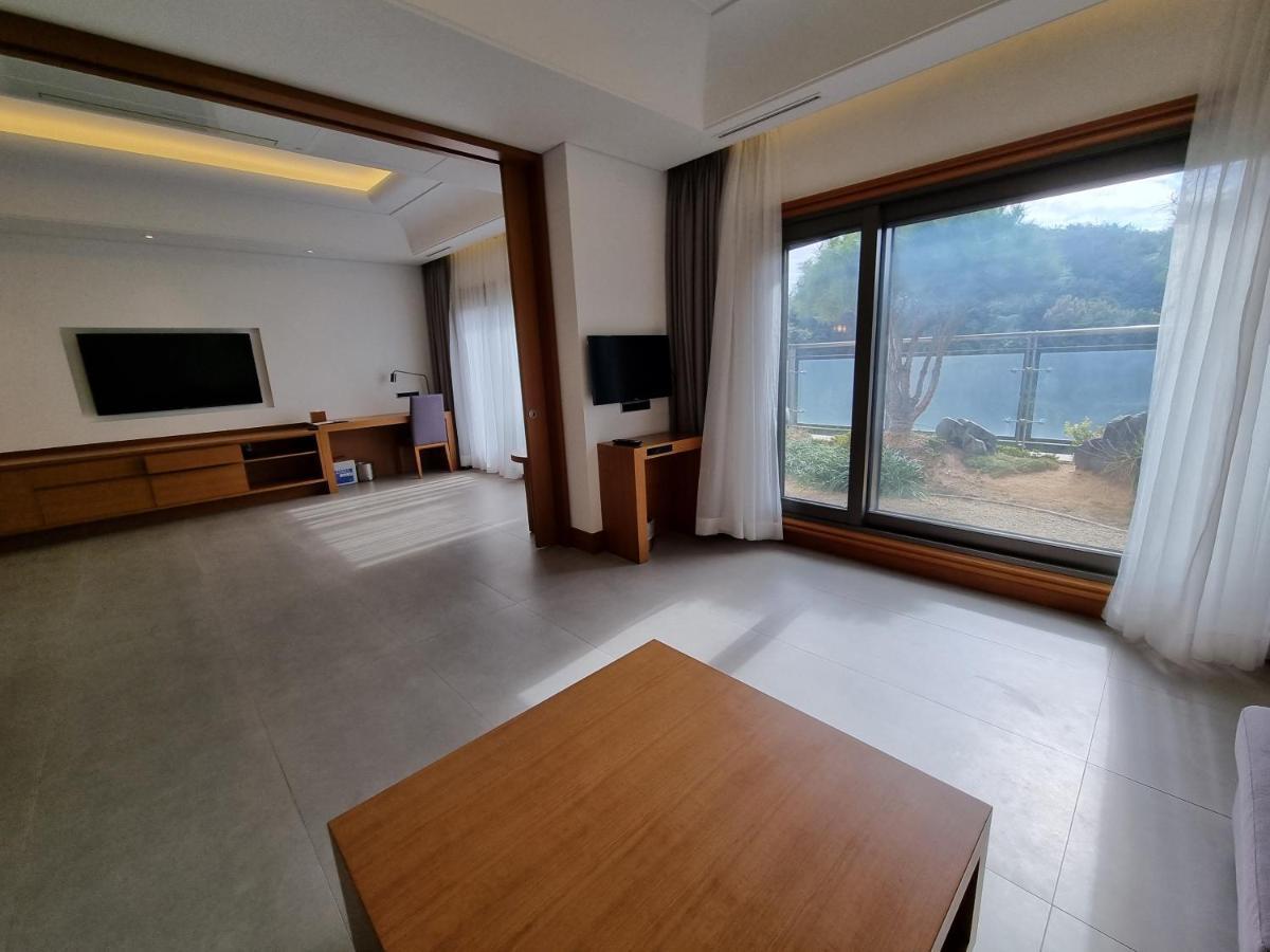 Pinegrove Hotel Gimhae Buitenkant foto