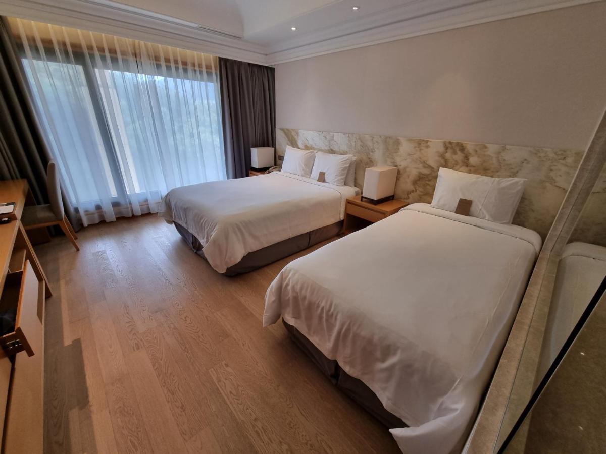 Pinegrove Hotel Gimhae Buitenkant foto