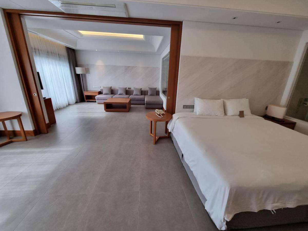 Pinegrove Hotel Gimhae Buitenkant foto