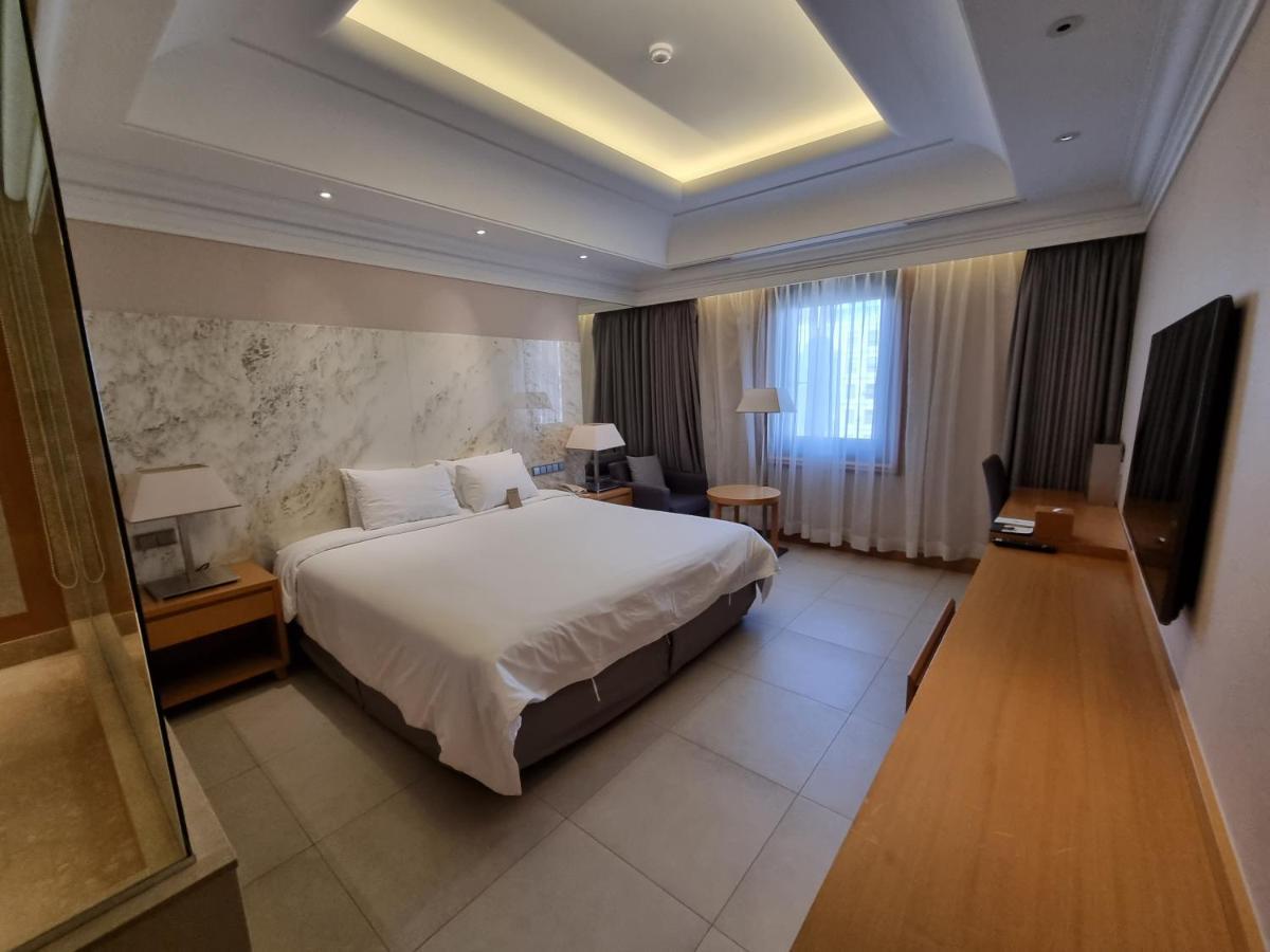 Pinegrove Hotel Gimhae Buitenkant foto