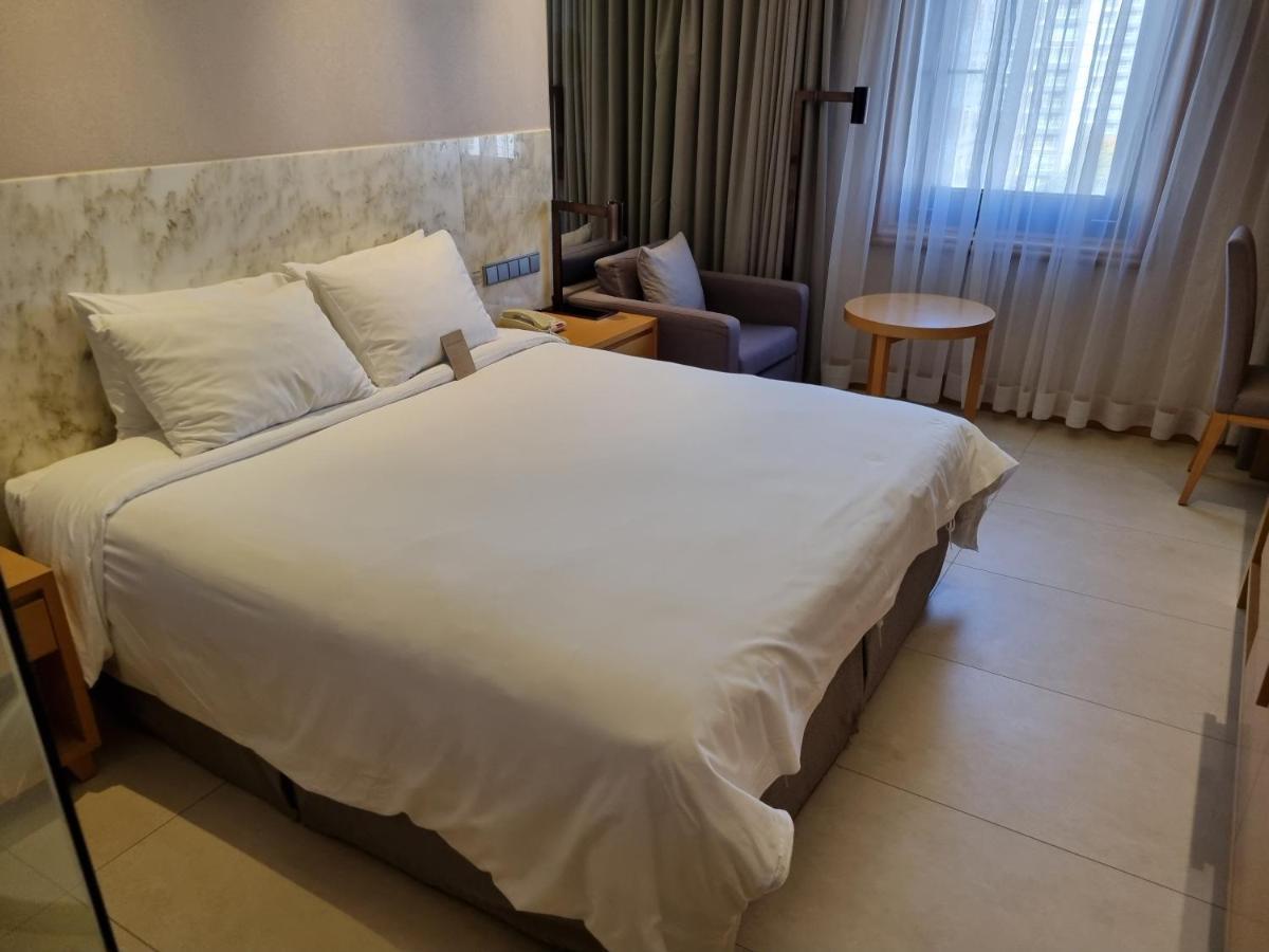 Pinegrove Hotel Gimhae Buitenkant foto